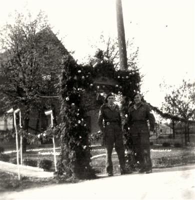 rottjers ton en louis tonk thuiskomst indie 1950 bij rottjers polseweg  coll. l.tonk (Custom)